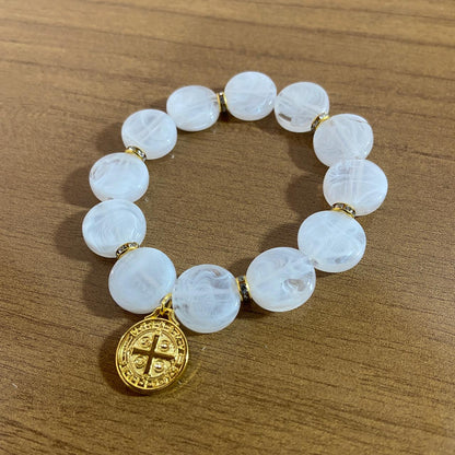 PULSEIRA ACRÍLICA BRANCA COM MEDALHA SÃO BENTO (03 UNIDADES)