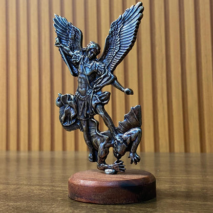 IMAGEM DE MESA METAL OURO VELHO SÃO MIGUEL ARCANJO COM BASE DE MADEIRA 13CM (1 UNIDADE)