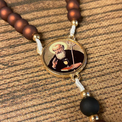 TERÇO PÉROLA MARROM COM MEDALHA RESINADA SÃO BENTO 8MM (1 UNIDADE)