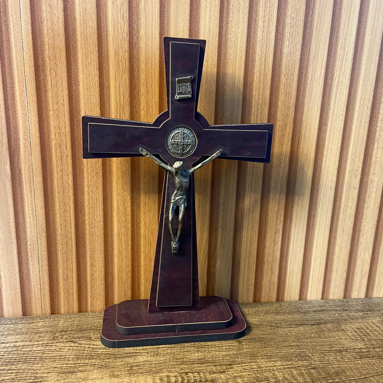CRUCIFIXO MDF DE MESA MEDALHA SÃO BENTO 24CM (1 UNIDADE)
