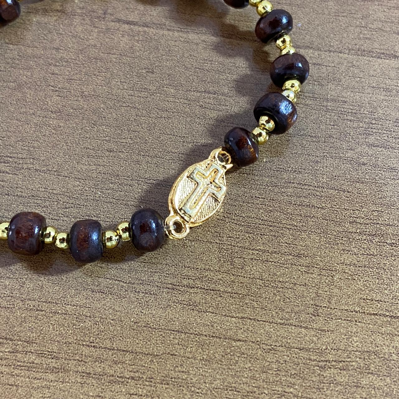 PULSEIRA DE MADEIRA COM MEDALHA NOSSA SENHORA APARECIDA (01 UNIDADE)