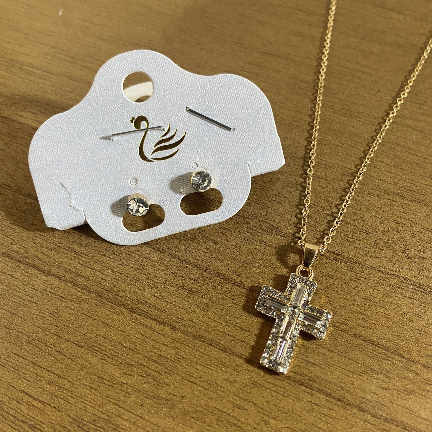 CORRENTE CRUCIFIXO COM BRINCO PONTA DE LUZ  MOD04 ( 1 UNIDADE)