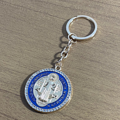 CHAVEIRO LUXO DOURADO MEDALHA SÃO BENTO COM MOSQUETE E STRASS MOD4 (6 UNIDADES)