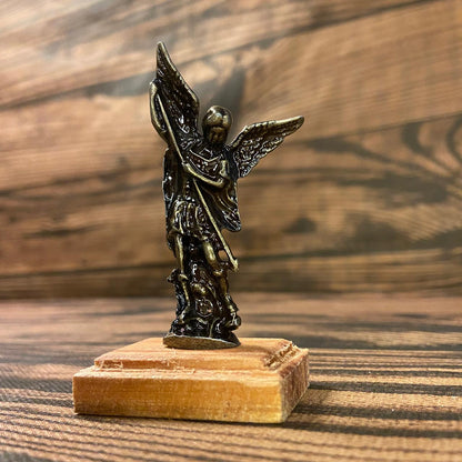 IMAGEM DE MESA METAL OURO VELHO SÃO MIGUEL ARCANJO COM  BASE DE MADEIRA 8,5CM (1 UNIDADE)