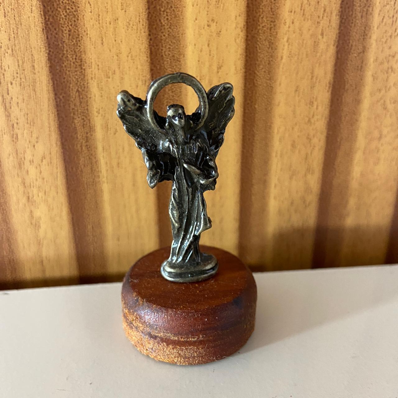 IMAGEM DE MESA METAL OURO VELHO SÃO RAFAEL ARCANJO BASE DE MADEIRA 5,5CM (1 UNIDADE)