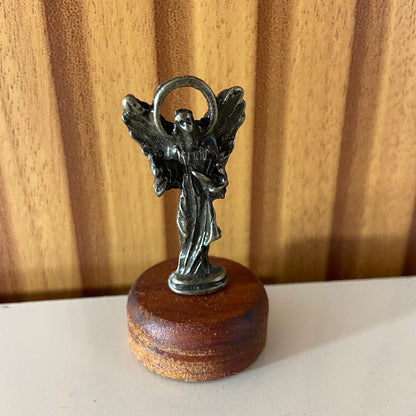 IMAGEM DE MESA METAL OURO VELHO SÃO RAFAEL ARCANJO BASE DE MADEIRA 5,5CM (1 UNIDADE)