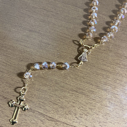 CORRENTE TERÇO CRISTAL NOSSA SENHORA APARECIDA BEGE TRANSPARENTE 04MM  (1 UNIDADE)