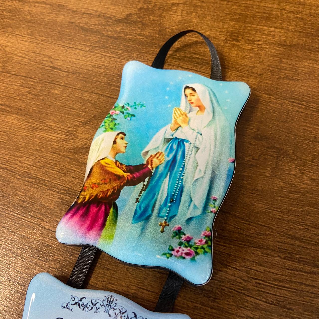 ADORNO DUPLO QUADRADO FITA NOSSA SENHORA DE LOURDES (1 UNIDADE)