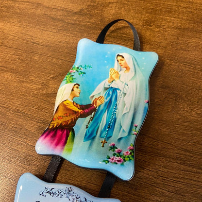 ADORNO DUPLO QUADRADO FITA NOSSA SENHORA DE LOURDES (1 UNIDADE)