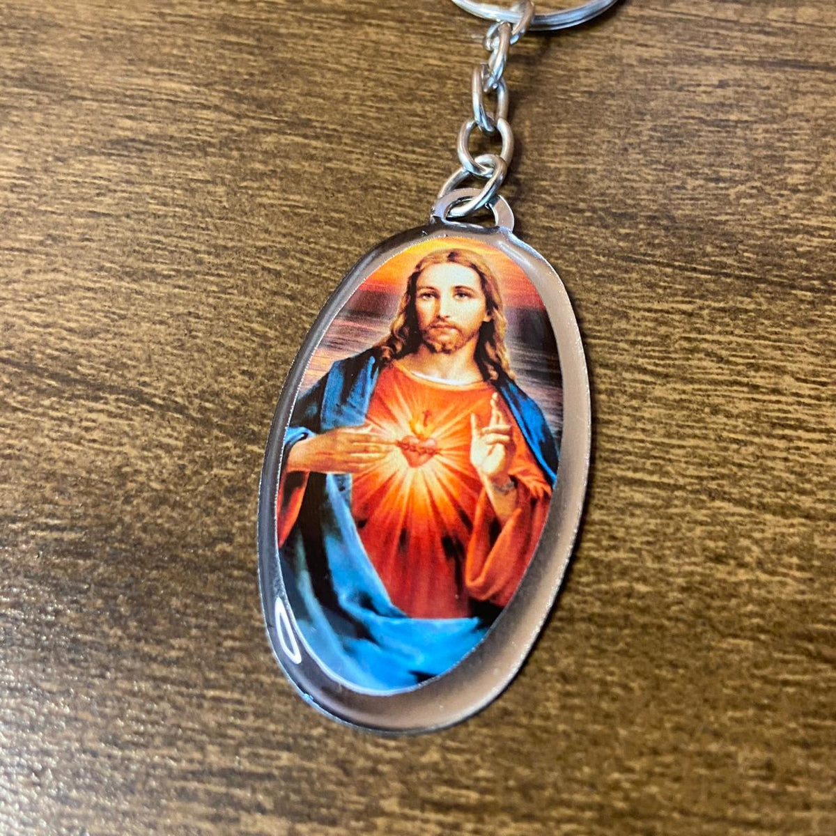 CHAVEIRO METAL OVAL RESINADO SAGRADO CORAÇÃO DE JESUS (6 UNIDADES)
