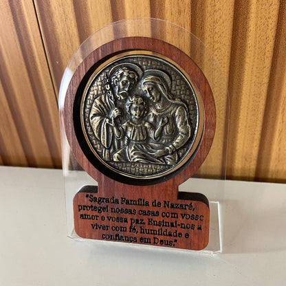 ADORNO DE MESA ACRÍLICO E MADEIRA COM ORAÇÃO SAGRADA FAMÍLIA METAL OURO VELHO 12CM (1 UNIDADE)