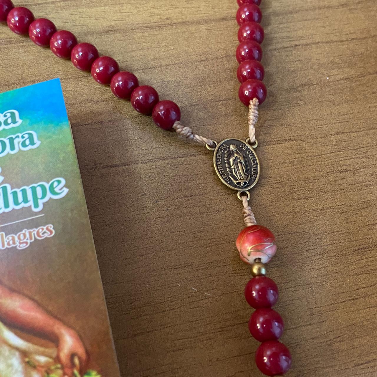 TERÇO PÉROLA VINHO NOSSA SENHORA DE GUADALUPE E JESUS MISERICORDIOSO 08MM (1 UNIDADE)