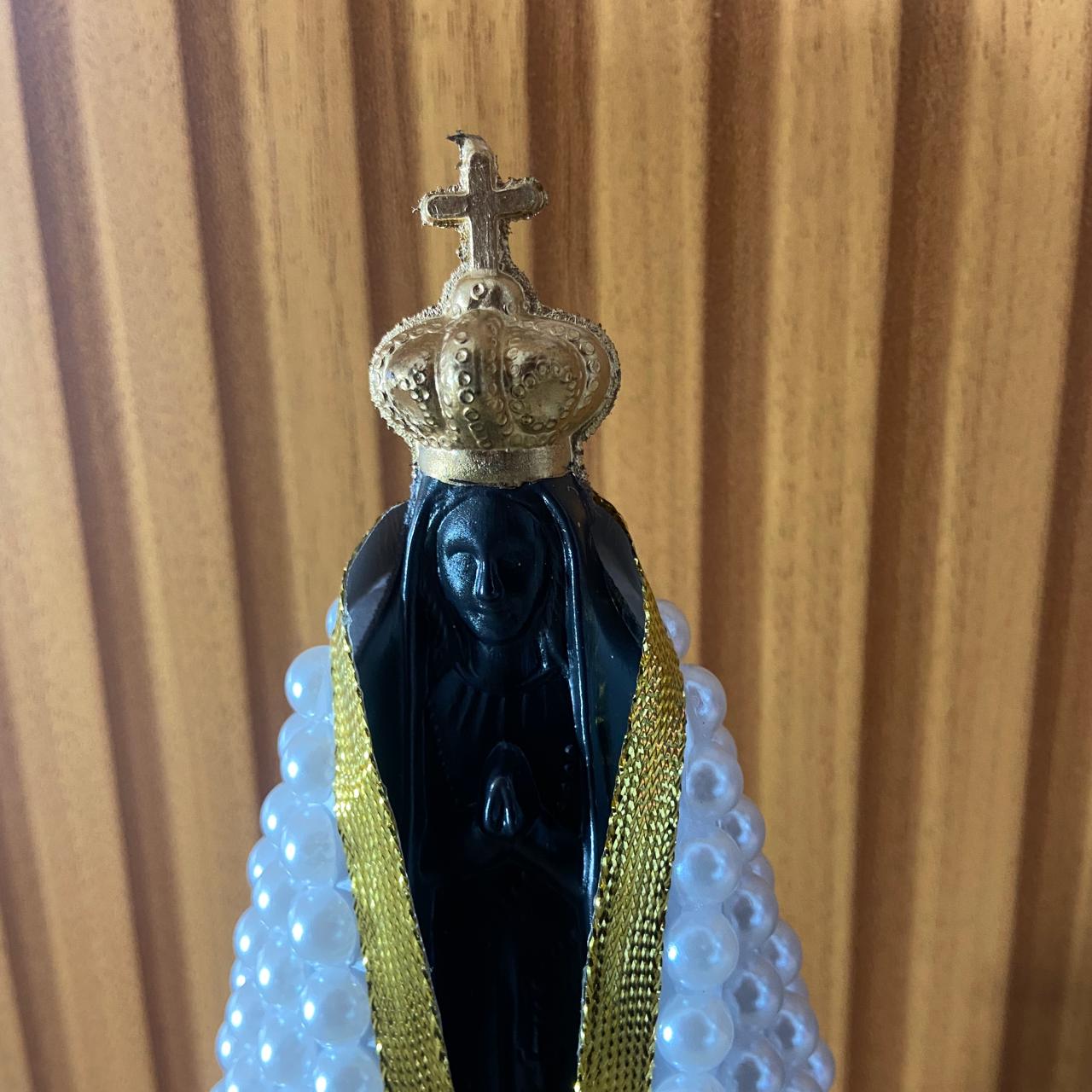 IMAGEM DE PLÁSTICO NOSSA SENHORA APARECIDA COM AREIA MANTO DE PÉROLA  BRANCA 18CM  (1 UNIDADE)