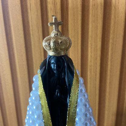 IMAGEM DE PLÁSTICO NOSSA SENHORA APARECIDA COM AREIA MANTO DE PÉROLA  BRANCA 18CM  (1 UNIDADE)