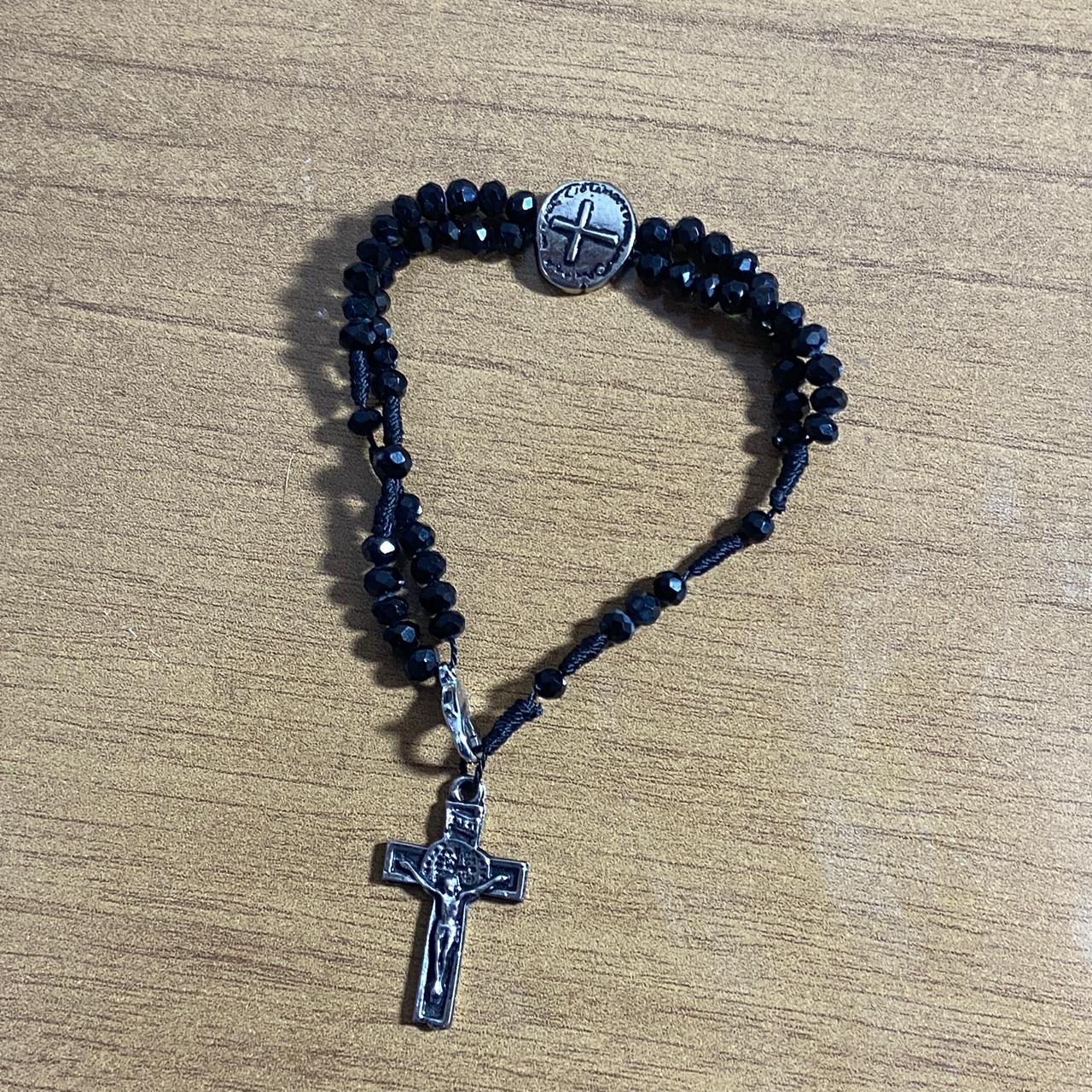 TERÇO PULSEIRA CRISTAL DUAS MEDALHAS PRETO  (3 UNIDADES)