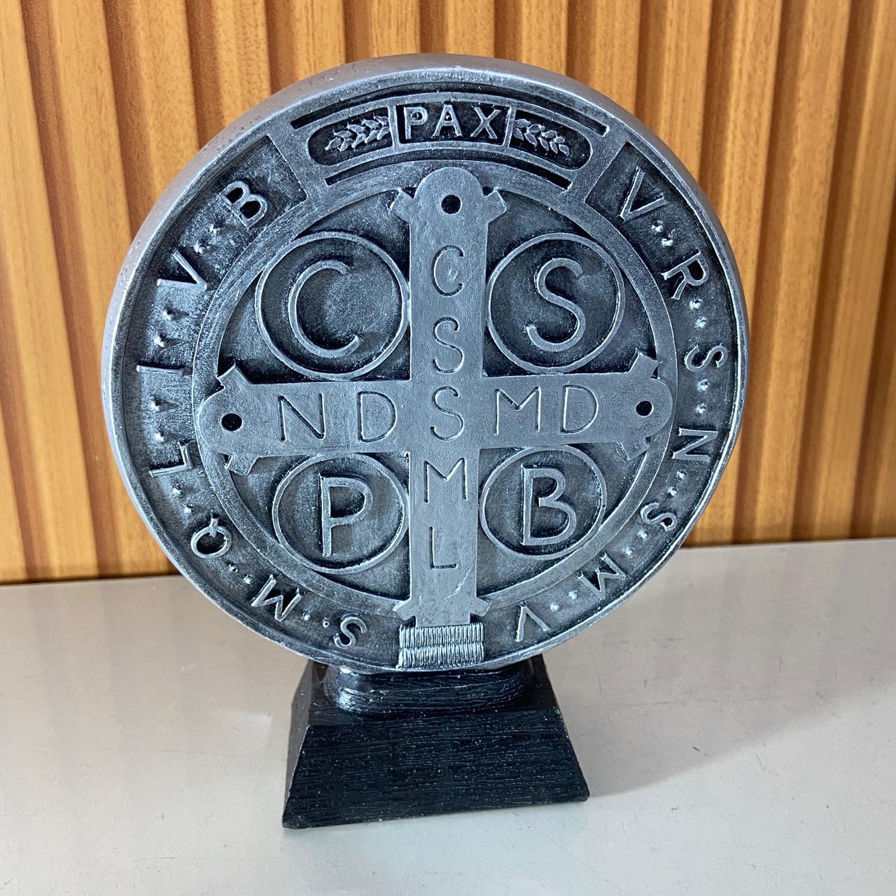 IMAGEM DE RESINA NACIONAL MEDALHA SÃO BENTO PRATA 18CM (1 UNIDADE)