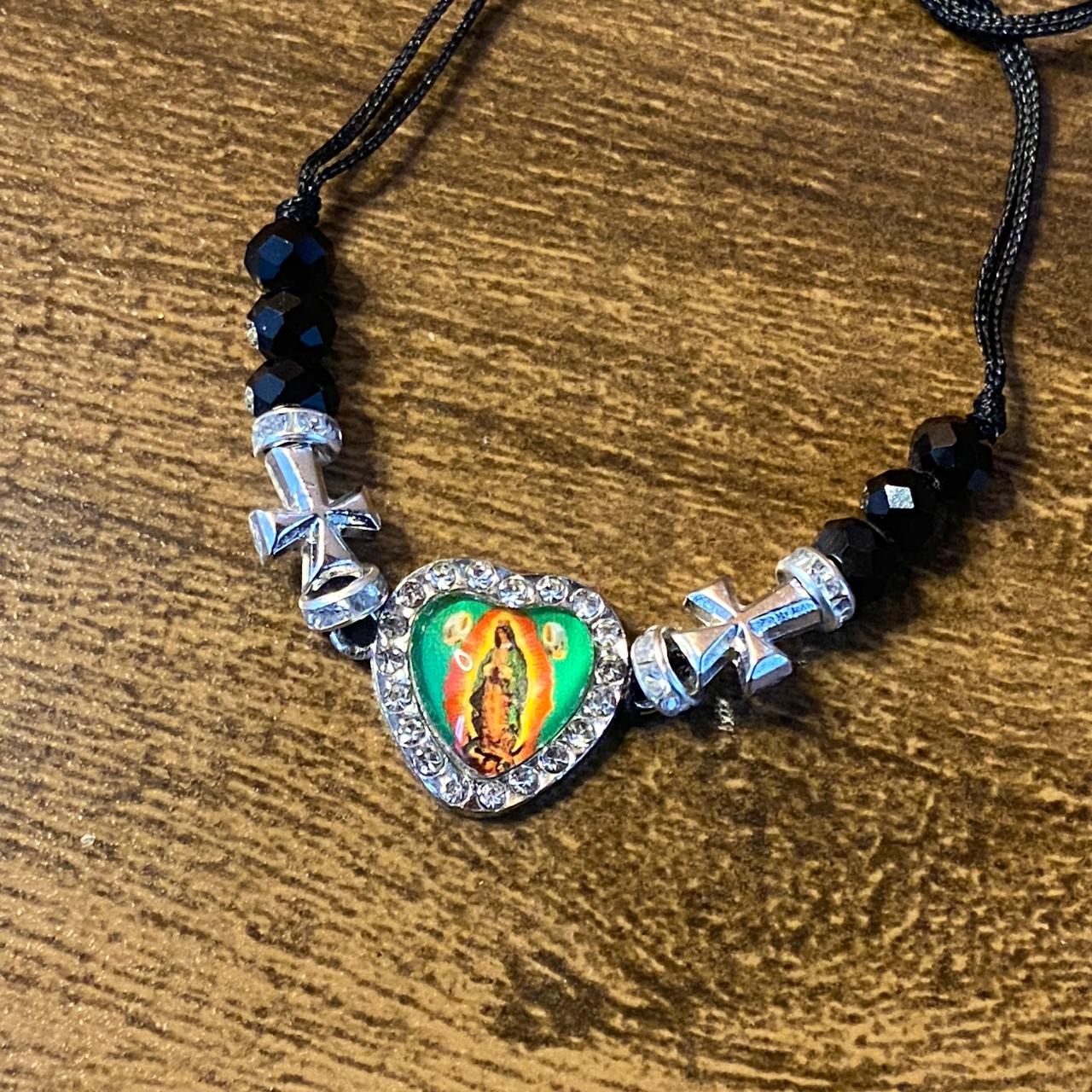 PULSEIRA REGULÁVEL CRISTAL PRETO COM MEDALHA RESINADA NOSSA SENHORA DE GUADALUPE  ( 01 UNIDADE)