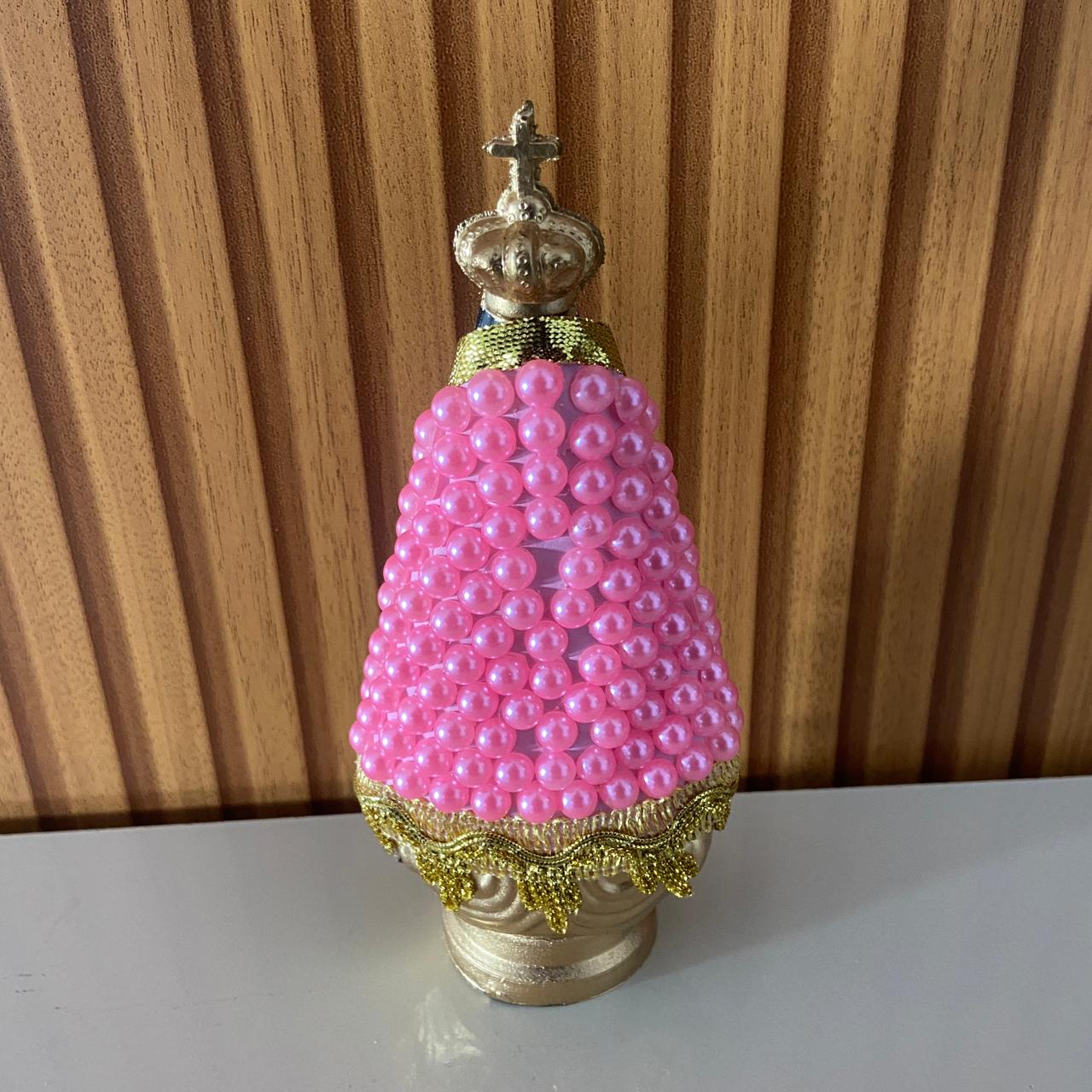 IMAGEM DE PLÁSTICO NOSSA SENHORA APARECIDA COM AREIA MANTO DE PÉROLA ROSA 18CM  (1 UNIDADE)