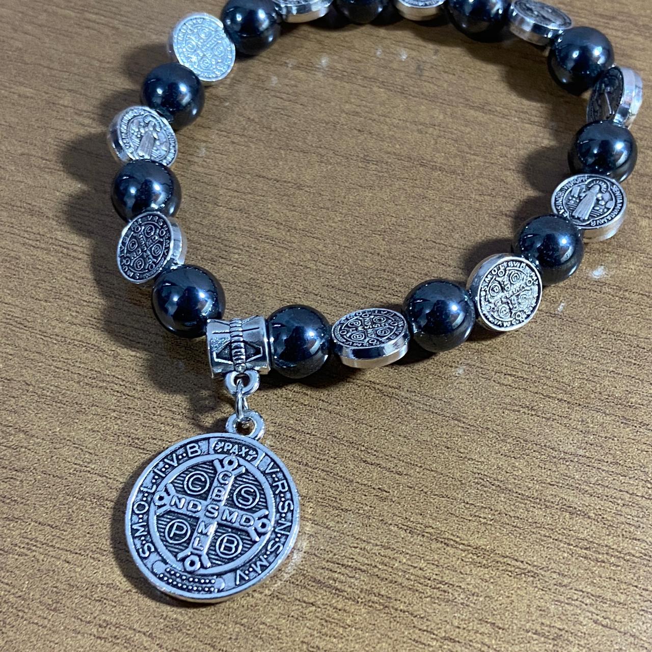 PULSEIRA HEMATITA MEDALHAS DECORADAS SÃO BENTO MOD3 (12 UNIDADES)