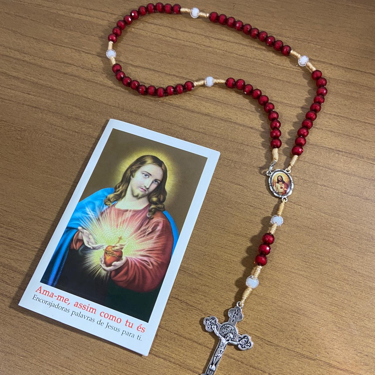 TERÇO ACRÍLICO VINHO COM FECHO SAGRADO CORAÇÃO DE JESUS 08MM (1 UNIDADE)