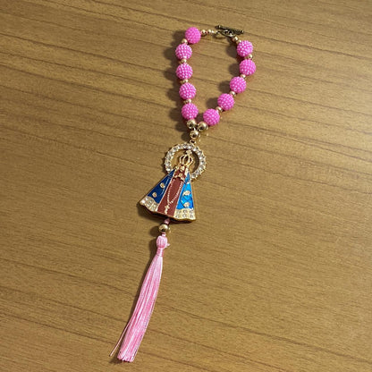 DEZENA PARA CARRO NOSSA SENHORA APARECIDA MARROM AMORA ROSA MOD3 12MM (3 UNIDADES)
