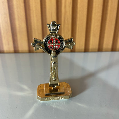 CRUCIFIXO PARA CARRO MEDALHA SÃO BENTO DOURADO (12 UNIDADES)