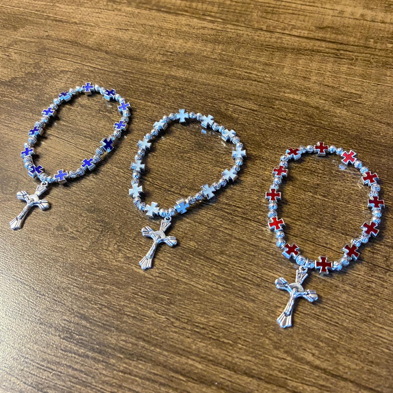PULSEIRA METAL PRATEADO COM MEDALHAS DECORADAS CRUZ CORES SORTIDAS (06 UNIDADES)