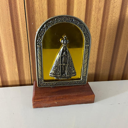 ADORNO DE MESA MADEIRA ESPELHADO NOSSA SENHORA APARECIDA METAL OURO VELHO 9,8CM (1 UNIDADE)