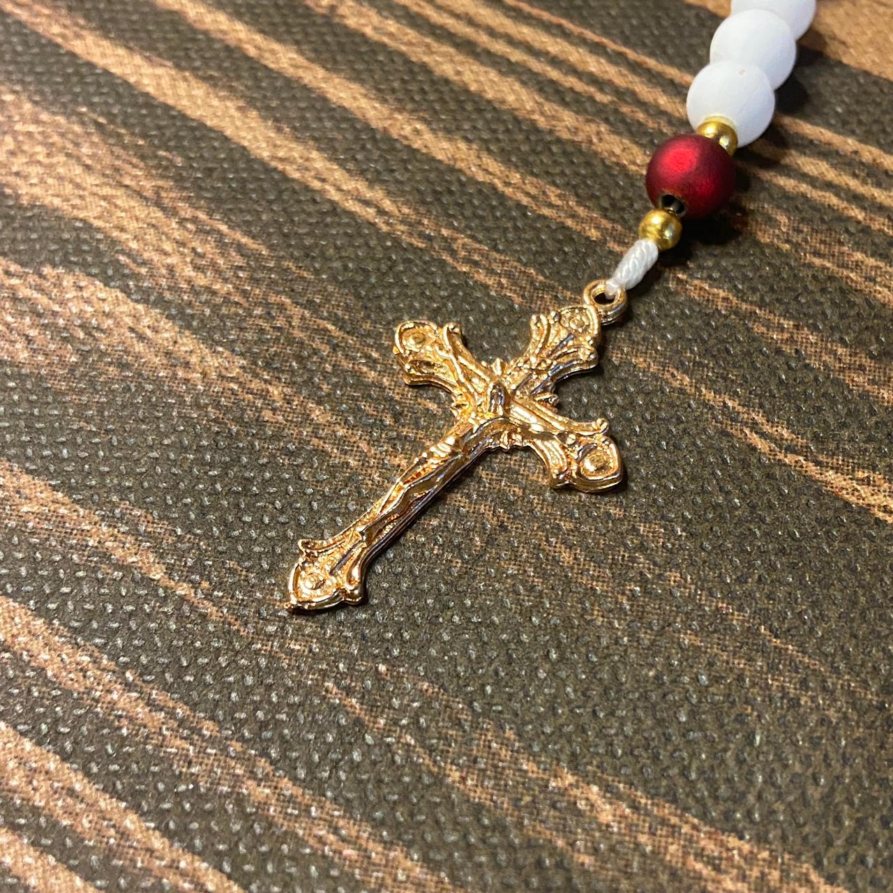 TERÇO PÉROLA COM MEDALHA RESINADA DA MISERICÓRIDA  8MM (1 UNIDADE)