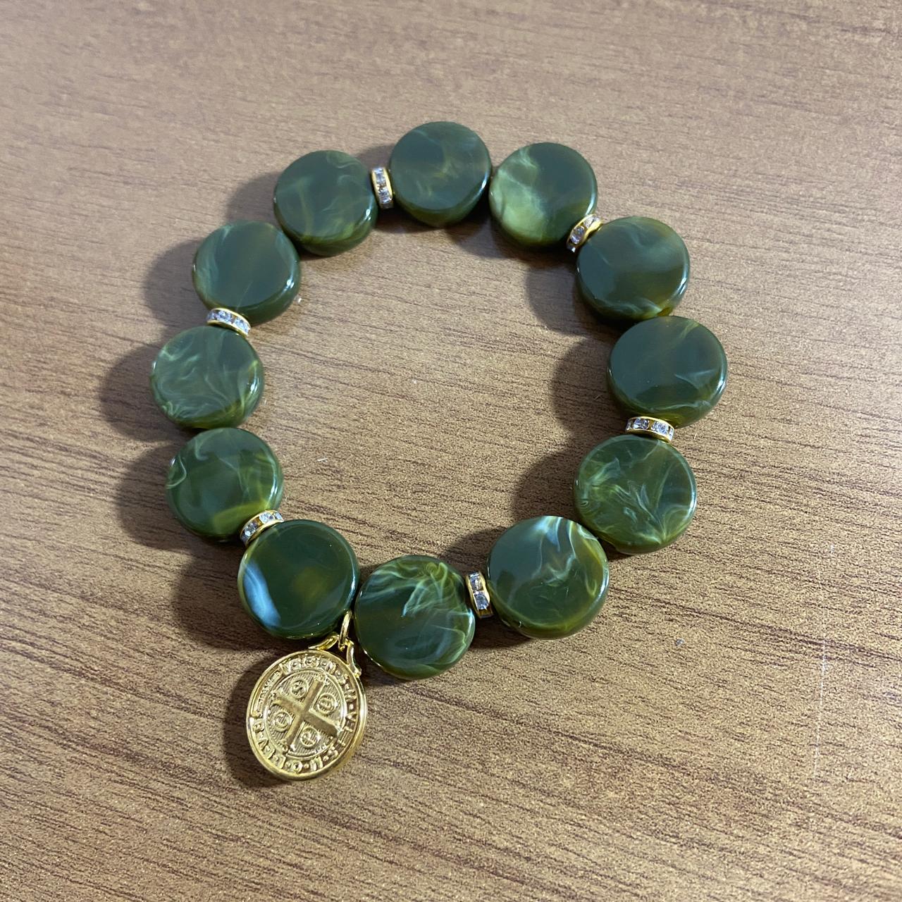 PULSEIRA ACRÍLICA VERDE COM MEDALHA SÃO BENTO (03 UNIDADES)