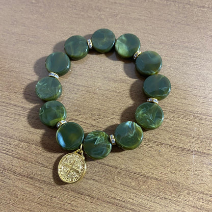 PULSEIRA ACRÍLICA VERDE COM MEDALHA SÃO BENTO (03 UNIDADES)