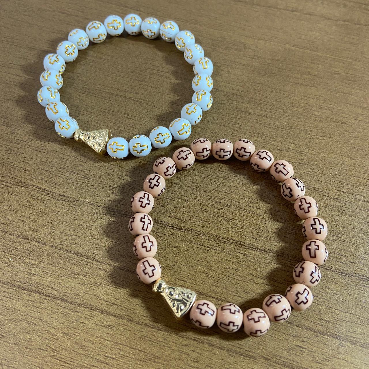 PULSEIRA PÉROLA CONTAS DECORADAS CRUZ  NOSSA SENHORA APARECIDA CORES SORTIDAS  (06 UNIDADES)