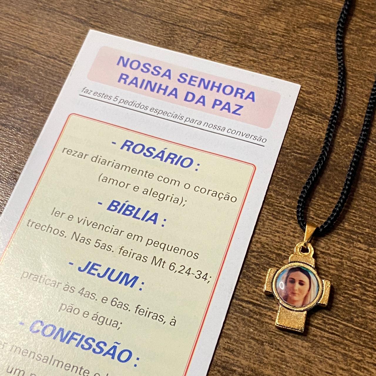 CORDÃO COM MEDALHA DOURADA RESINADA RAINHA DA PAZ  (1 UNIDADES)
