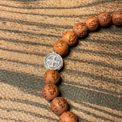 PULSEIRA DE MADEIRA MARROM CONTAS DECORADAS CRUZ  NOSSA SENHORA APARECIDA  (06 UNIDADES)