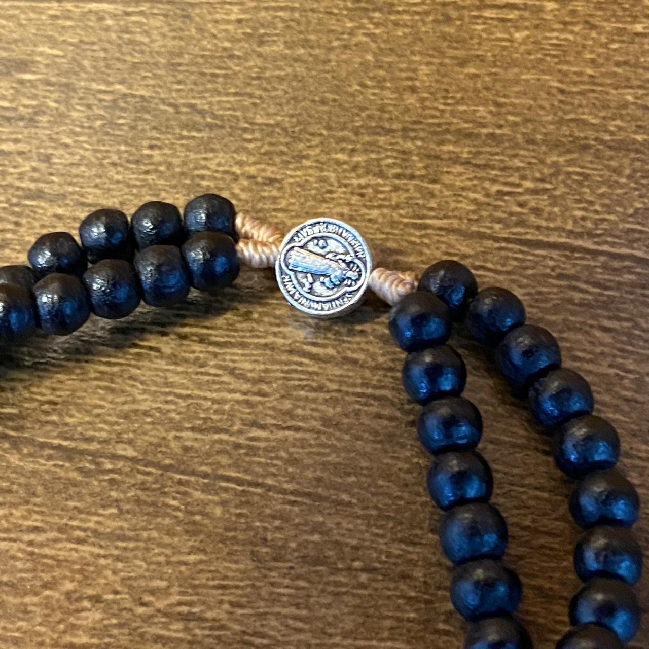 TERÇO PULSEIRA MADEIRA PRETA MEDALHA SÃO BENTO METAL (12 UNIDADES)