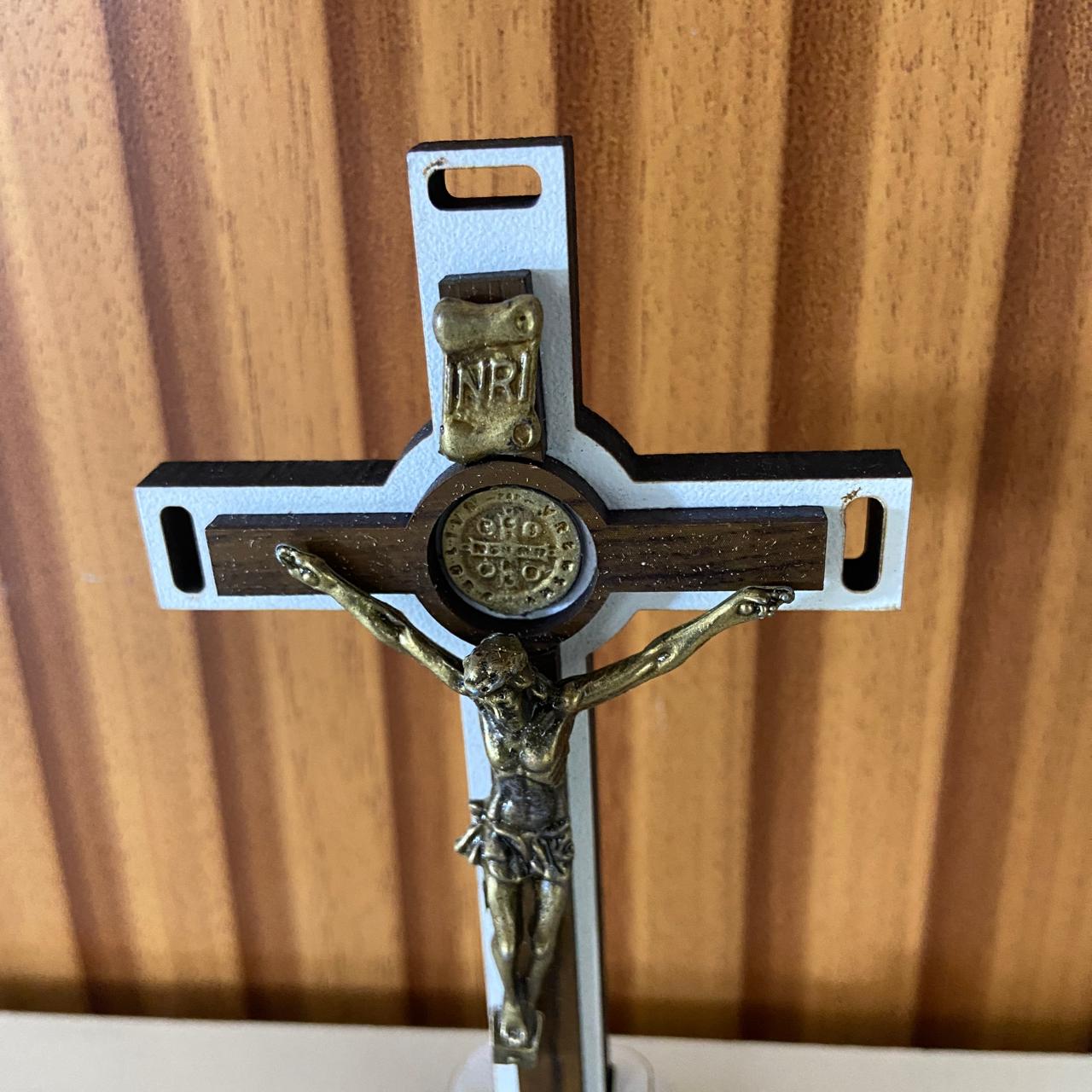 CRUCIFIXO MDF DE MESA BRANCO E TABACO  11,5CM (1 UNIDADE)