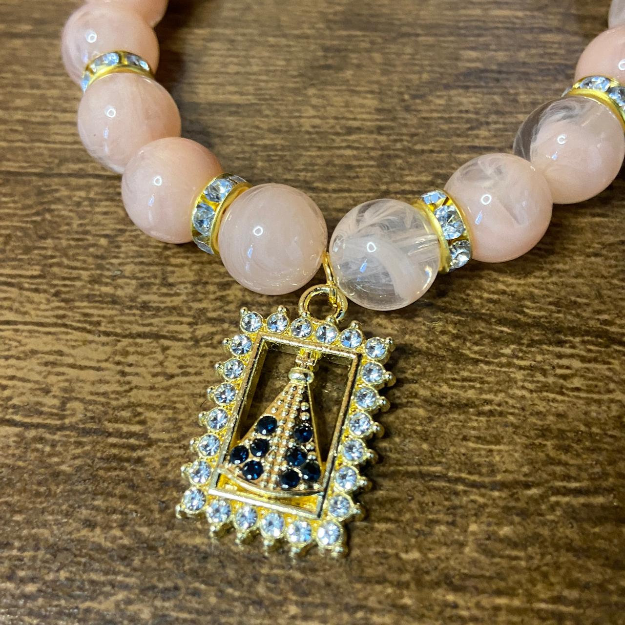 PULSEIRA PÉROLA ROSA COM PINGENTE NOSSA SENHORA APARECIDA COM STRASS 08MM  (03 UNIDADES)