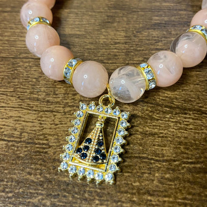 PULSEIRA PÉROLA ROSA COM PINGENTE NOSSA SENHORA APARECIDA COM STRASS 08MM  (03 UNIDADES)