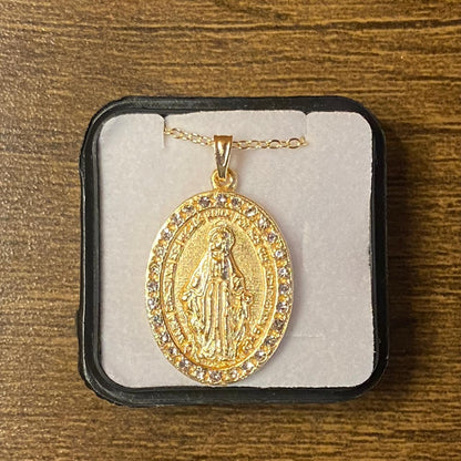 COLAR DOURADO PINGENTE NOSSA SENHORA DAS GRAÇAS COM STRASS  (1 UNIDADE)