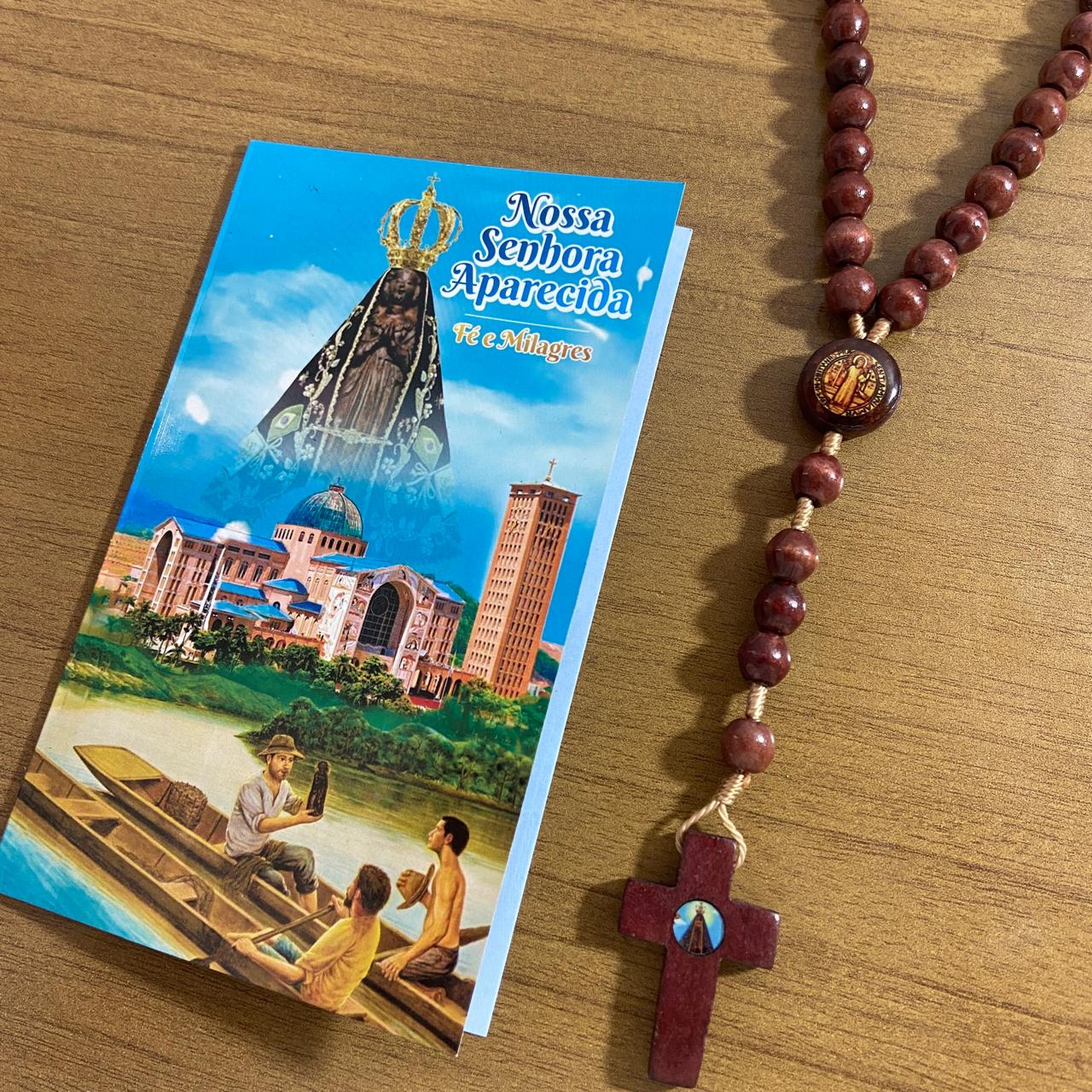 TERÇO DE MADEIRA NOSSA SENHORA APARECIDA E MEDALHA SÃO BENTO 8MM (3 UNIDADES)