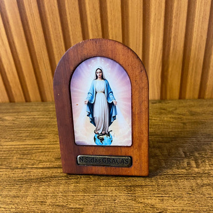 ADORNO DE MESA MADEIRA RESINADA NOSSA SENHORA DAS GRAÇAS 11CM (1 UNIDADE)