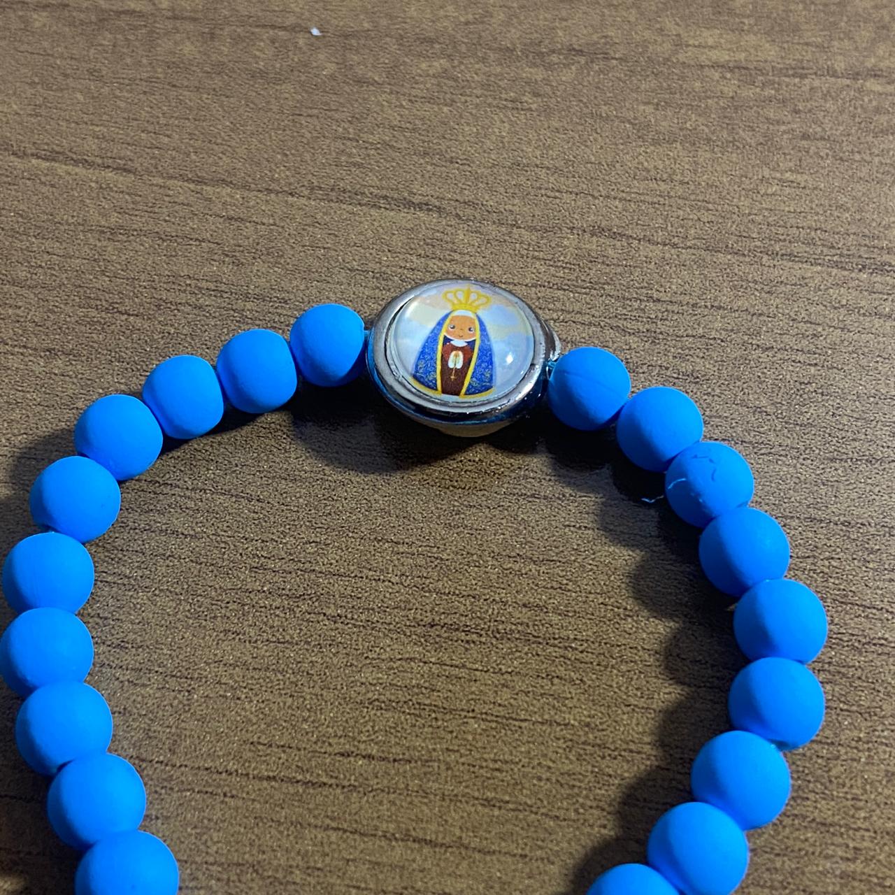 PULSEIRA AZUL REGULÁVEL COM MEDALHA RESINADA NOSSA SENHORA APARECIDA (6 UNIDADES)