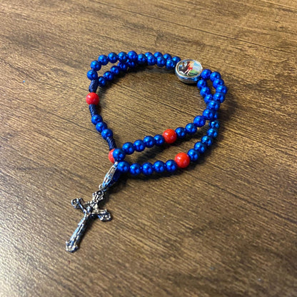 TERÇO PULSEIRA PÉROLA AZUL COM MEDALHA RESINADA SÃO SEBASTIÃO (6 UNIDADES)