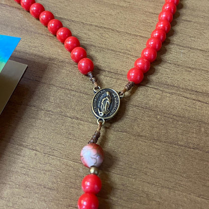 TERÇO PÉROLA VERMELHA NOSSA SENHORA DE GUADALUPE E JESUS MISERICORDIOSO 08MM (1 UNIDADE)