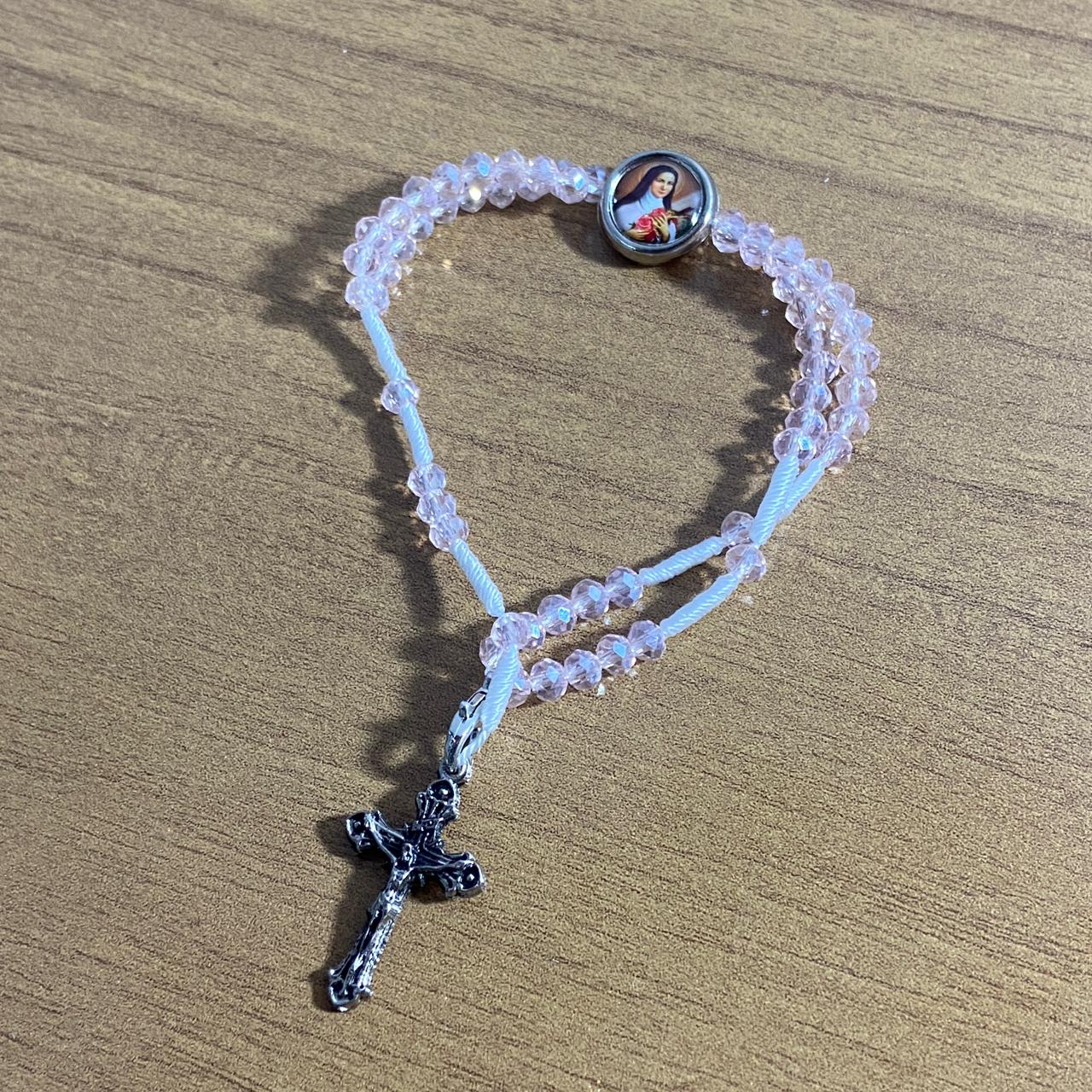 TERÇO PULSEIRA CRISTAL ROSA COM MEDALHA RESINADA SANTA TERESINHA  (3 UNIDADES)