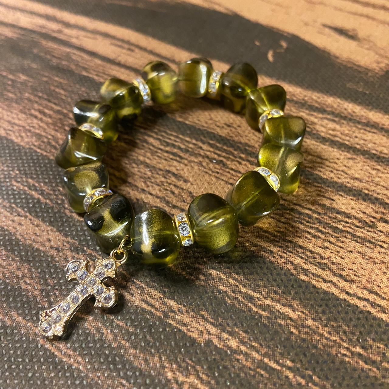 PULSEIRA PÉROLA MARROM EDOURADA COM PINGENTE DE CRUZ 10MM  (03 UNIDADES)