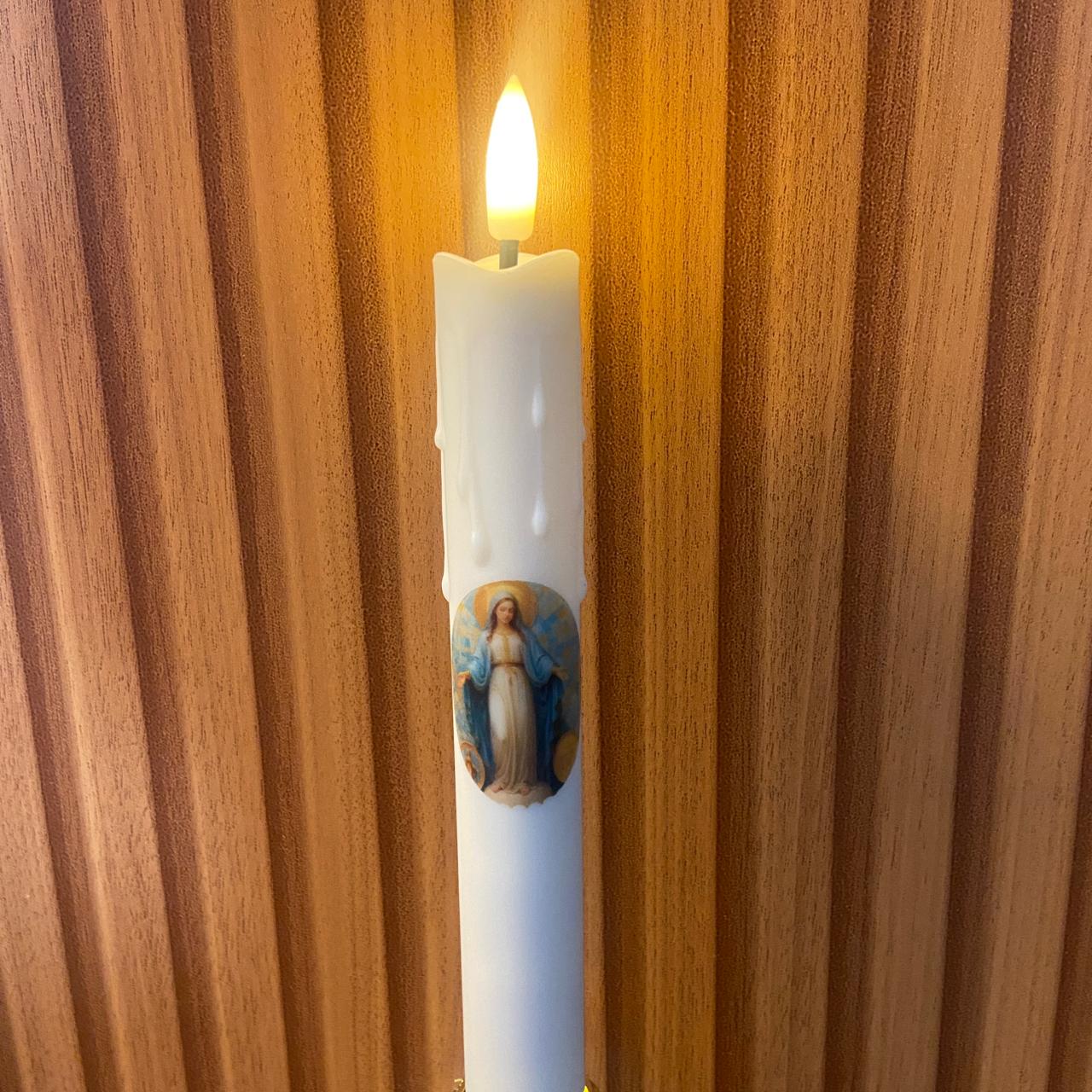 VELA ELETRÔNICA PALITO COM PEDESTAL NOSSA SENHORA DAS GRAÇAS 25CM (1 UNIDADE)