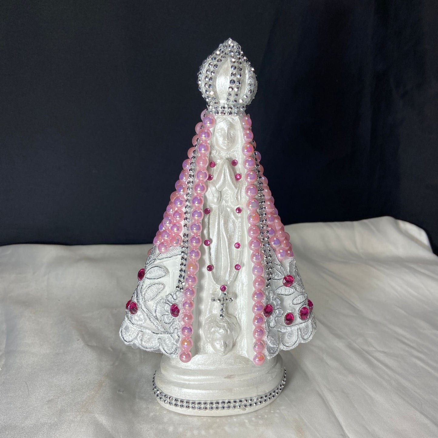 IMAGEM DE GESSO NOSSA SENHORA APARECIDA PÉROLA COM STRASS MOD14 23CM (1 UNIDADE)