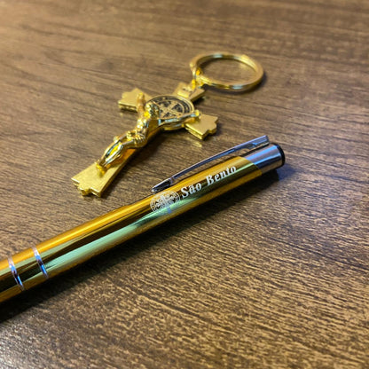 KIT CANETA COM CHAVEIRO CRUCIFIXO MEDALHA SÃO BENTO DOURADO ( 1 UNIDADE)