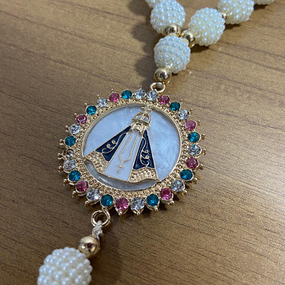 DEZENA PARA CARRO DOURADA NOSSA SENHORA APARECIDA MADREPÉROLA COM STRASS COLORIDO AMORA BRANCA 12MM (3 UNIDADES)